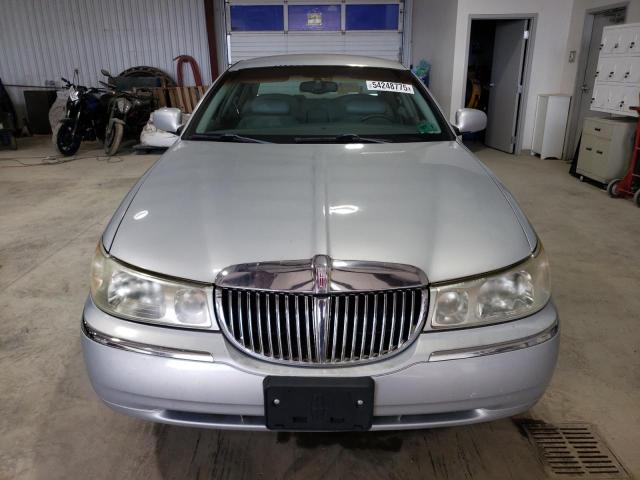 1LNHM81W32Y628546 - 2002 LINCOLN TOWN CAR EXECUTIVE Silber Foto 5