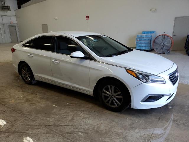 5NPE24AF8HH555416 - 2017 HYUNDAI SONATA SE WHITE photo 4