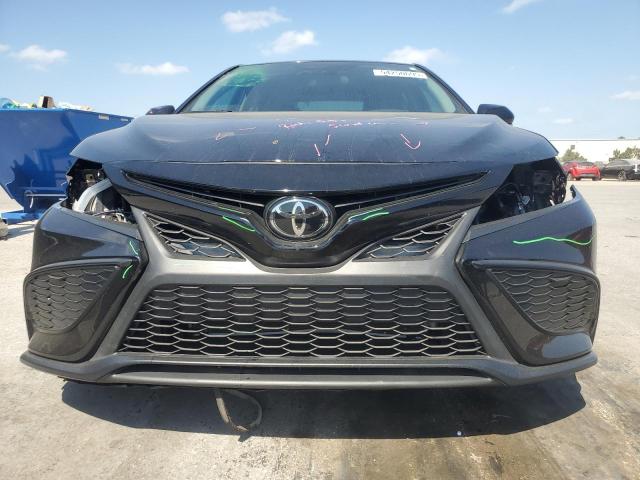 4T1G11AK8RU188978 - 2024 TOYOTA CAMRY SE NIGHT SHADE BLACK photo 5