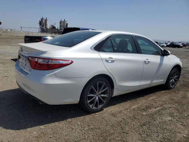 4T1BF1FKXHU621574 - 2017 TOYOTA CAMRY LE WHITE photo 3