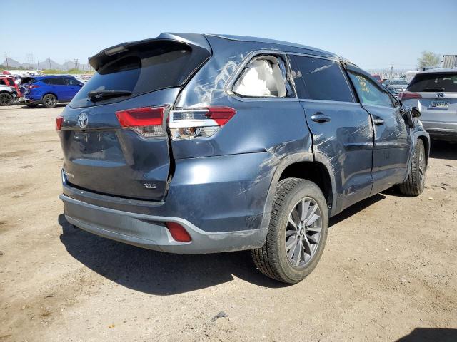 5TDKZRFH0JS274216 - 2018 TOYOTA HIGHLANDER SE BLUE photo 3