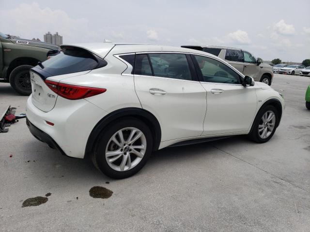 SJKCH5CP4JA046273 - 2018 INFINITI QX30 BASE WHITE photo 3