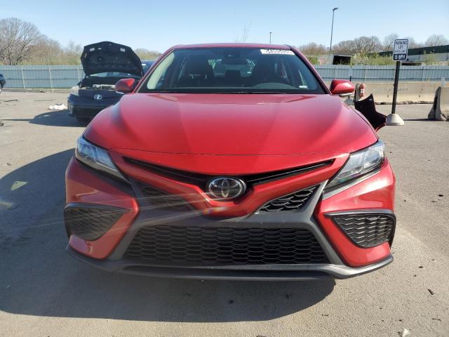 4T1G11AK2PU183966 - 2023 TOYOTA CAMRY SE NIGHT SHADE RED photo 5