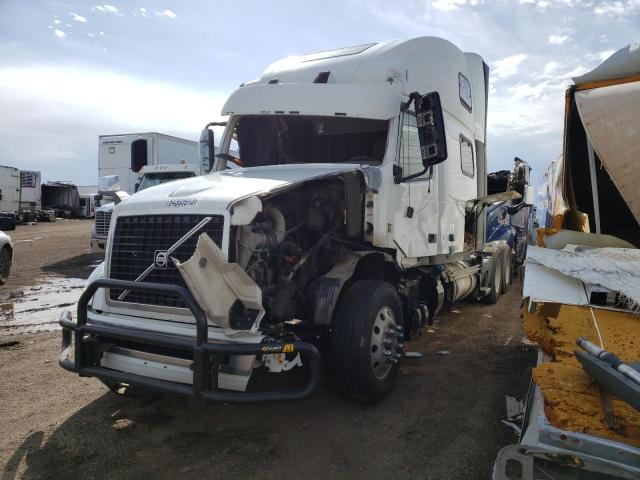 4V4NC9EH6JN885796 - 2018 VOLVO VN VNL WHITE photo 2