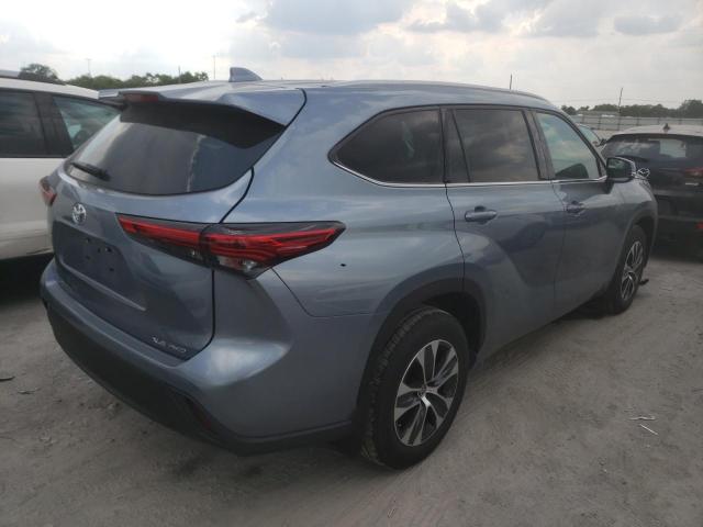 5TDGZRBH9NS183236 - 2022 TOYOTA HIGHLANDER XLE فضي صورة 3