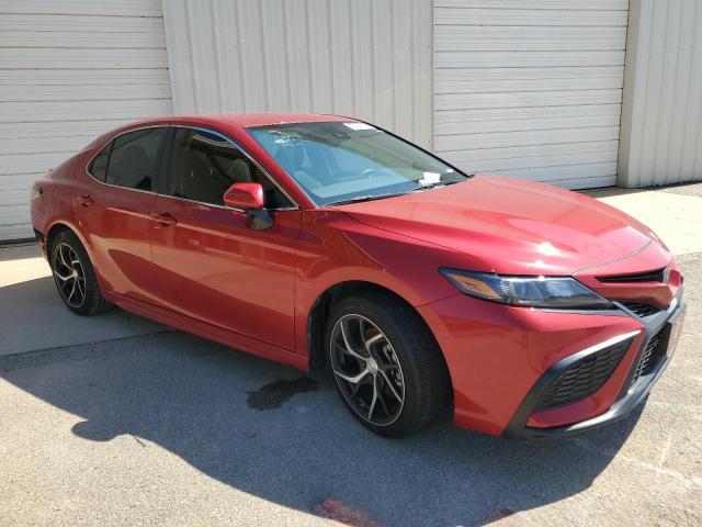 4T1T11AK6PU137782 - 2023 TOYOTA CAMRY SE NIGHT SHADE RED photo 4