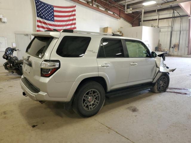 JTEBU5JR6J5572763 - 2018 TOYOTA 4RUNNER SR5/SR5 PREMIUM 银色 照片 3