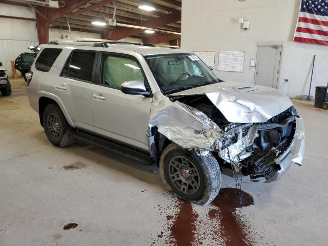 JTEBU5JR6J5572763 - 2018 TOYOTA 4RUNNER SR5/SR5 PREMIUM 银色 照片 4