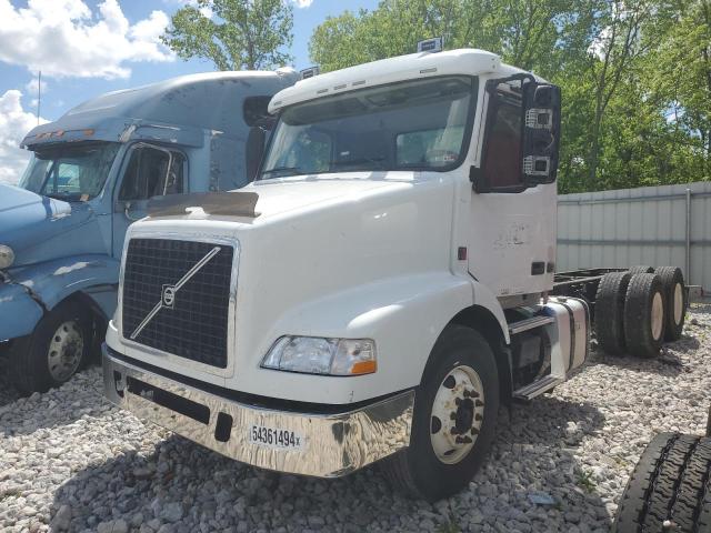 4V5MC9DF4CN557139 - 2012 VOLVO VN VNM WHITE photo 2