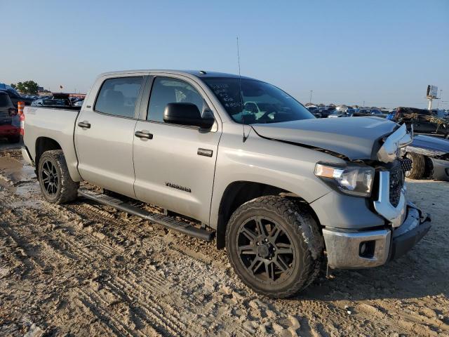 5TFEY5F11JX243448 - 2018 TOYOTA TUNDRA CREWMAX SR5 GRAY photo 4