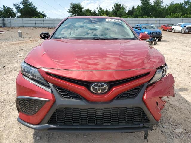 4T1G11AK2RU192640 - 2024 TOYOTA CAMRY SE NIGHT SHADE RED photo 5