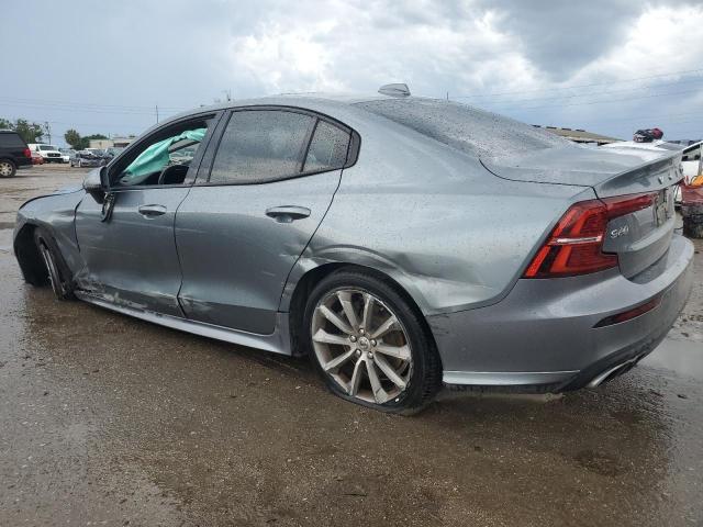 7JRA22TK9KG003434 - 2019 VOLVO S60 T6 MOMENTUM GRAY photo 2