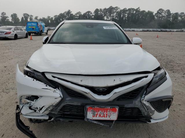 4T1T11AKXRU899208 - 2024 TOYOTA CAMRY SE NIGHT SHADE WHITE photo 5