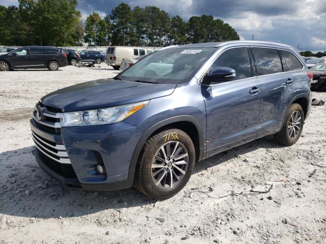 5TDKZRFH2JS236633 - 2018 TOYOTA HIGHLANDER SE BLUE photo 1