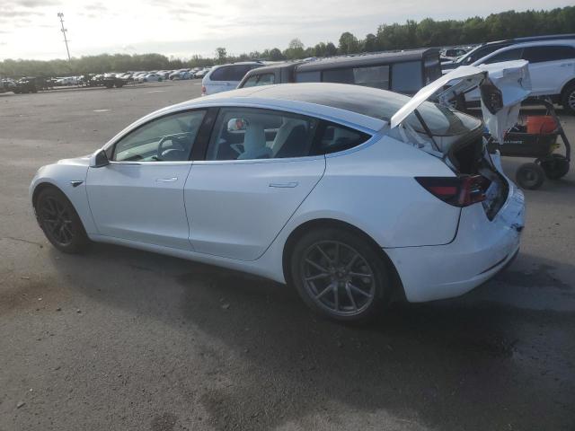 5YJ3E1EB0JF100035 - 2018 TESLA MODEL 3 WHITE photo 2