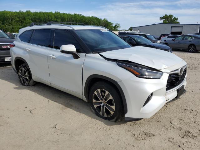 5TDGZRAH5NS544477 - 2022 TOYOTA HIGHLANDER XLE WHITE photo 4