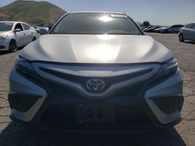 4T1T11BK4PU082831 - 2023 TOYOTA CAMRY SE NIGHT SHADE SILVER photo 5