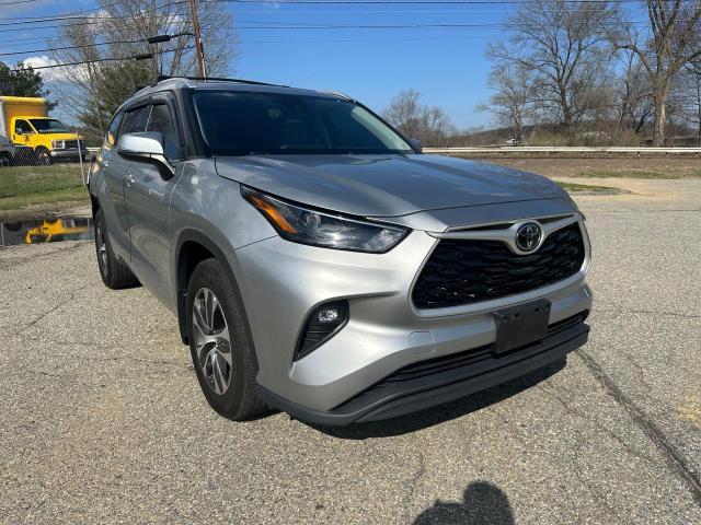 5TDHZRBH2NS163799 - 2022 TOYOTA HIGHLANDER XLE SILVER photo 1