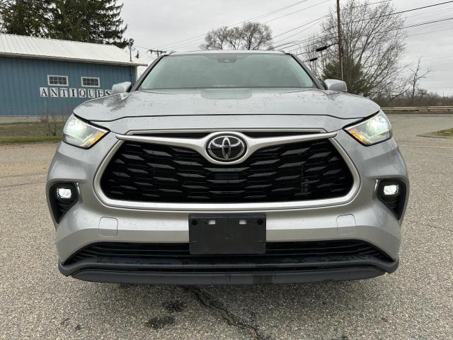 5TDHZRBH2NS163799 - 2022 TOYOTA HIGHLANDER XLE SILVER photo 11