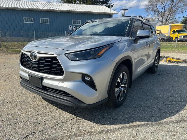 5TDHZRBH2NS163799 - 2022 TOYOTA HIGHLANDER XLE SILVER photo 2
