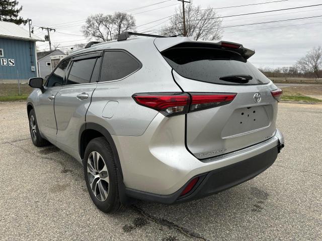 5TDHZRBH2NS163799 - 2022 TOYOTA HIGHLANDER XLE SILVER photo 3
