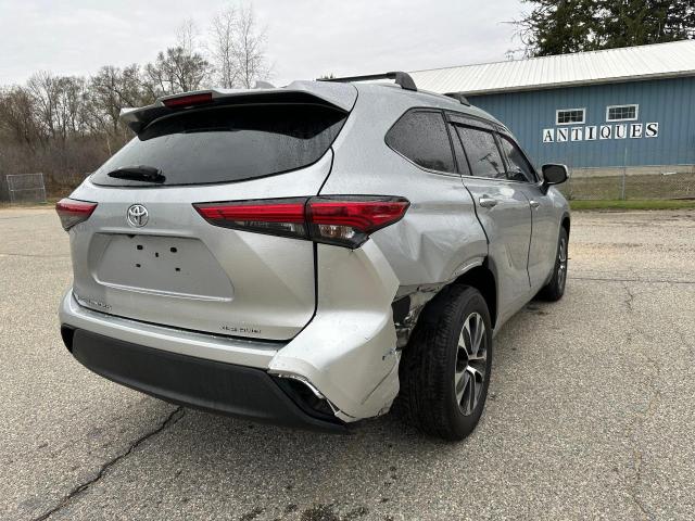 5TDHZRBH2NS163799 - 2022 TOYOTA HIGHLANDER XLE SILVER photo 4