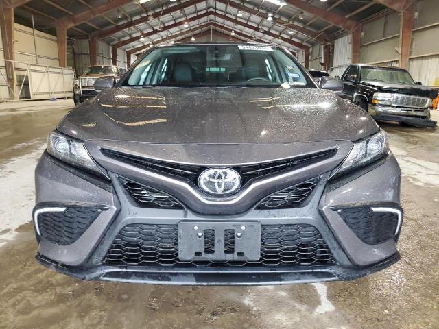 4T1G11AK6PU725571 - 2023 TOYOTA CAMRY SE NIGHT SHADE CHARCOAL photo 5