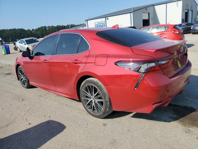 4T1T11AK2NU066769 - 2022 TOYOTA CAMRY SE RED photo 2