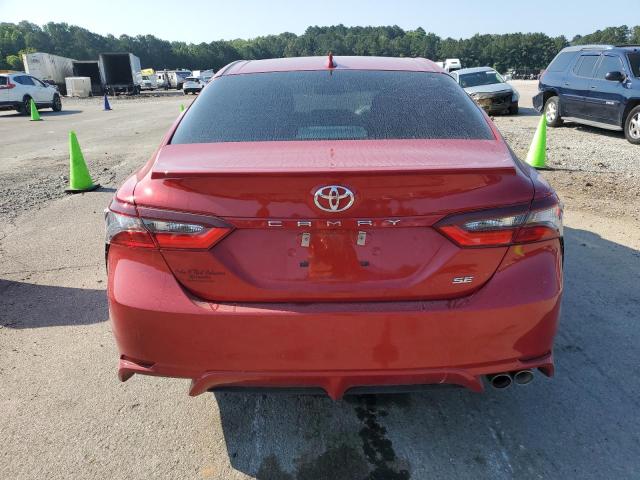 4T1T11AK2NU066769 - 2022 TOYOTA CAMRY SE RED photo 6