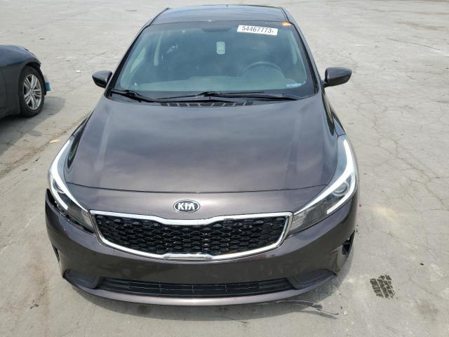 3KPFK4A74HE061975 - 2017 KIA FORTE LX BROWN photo 5