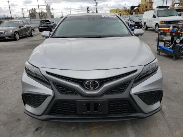 4T1G11AK8PU737172 - 2023 TOYOTA CAMRY SE NIGHT SHADE SILVER photo 5