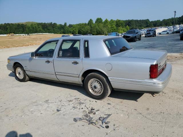 1LNLM82W0TY651938 - 1996 LINCOLN TOWN CAR SIGNATURE SILVER photo 2