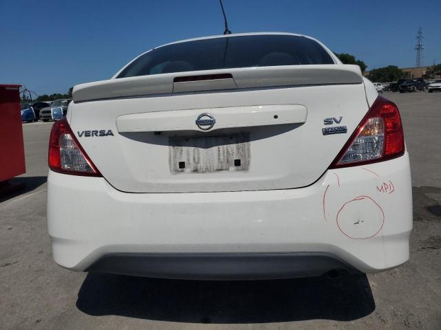 3N1CN7APXJL846128 - 2018 NISSAN VERSA S Weiß Foto 6