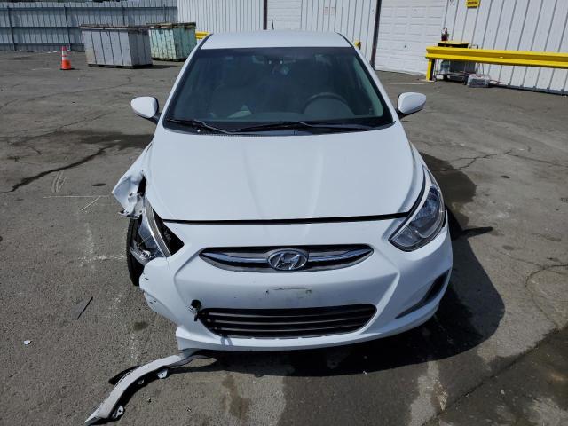 KMHCT4AE1HU388166 - 2017 HYUNDAI ACCENT SE თეთრი ფოტო 5