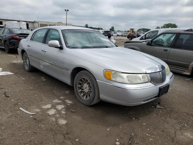 1LNHM82W51Y735885 - 2001 LINCOLN TOWN CAR SIGNATURE SILVER photo 4