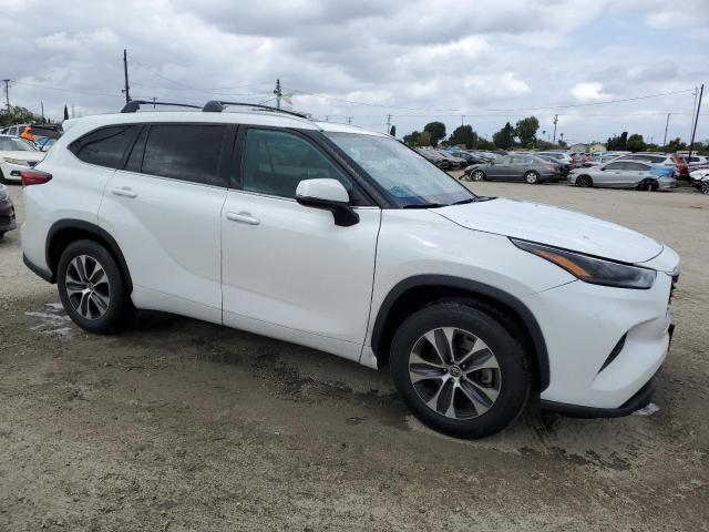 5TDHZRAH4NS130935 - 2022 TOYOTA HIGHLANDER XLE WHITE photo 4