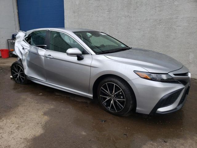 4T1G11AK3RU886916 - 2024 TOYOTA CAMRY SE NIGHT SHADE SILVER photo 4