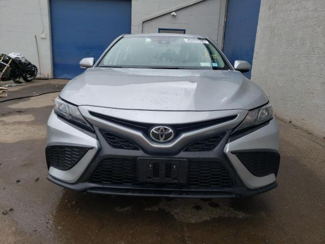 4T1G11AK3RU886916 - 2024 TOYOTA CAMRY SE NIGHT SHADE SILVER photo 5