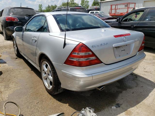 WDBKK65F11F219257 - 2001 MERCEDES-BENZ SLK 320 SILVER photo 2