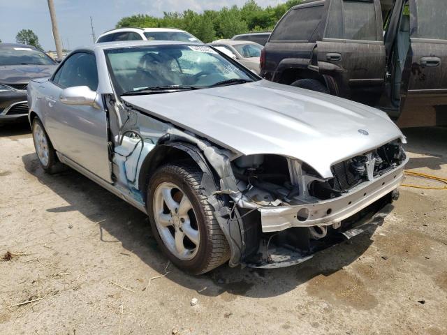 WDBKK65F11F219257 - 2001 MERCEDES-BENZ SLK 320 SILVER photo 4