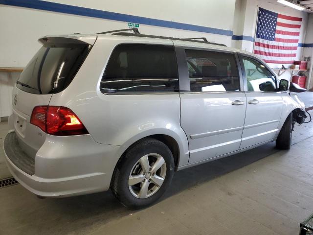 2V4RW3DG5BR625703 - 2011 VOLKSWAGEN ROUTAN SE SILVER photo 3