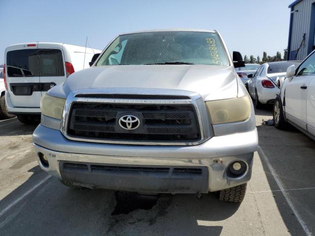 5TFRM5F12AX012233 - 2010 TOYOTA TUNDRA DOUBLE CAB SR5 SILVER photo 5