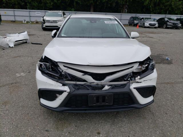 4T1G31AK0PU600057 - 2023 TOYOTA CAMRY SE NIGHT SHADE WHITE photo 5