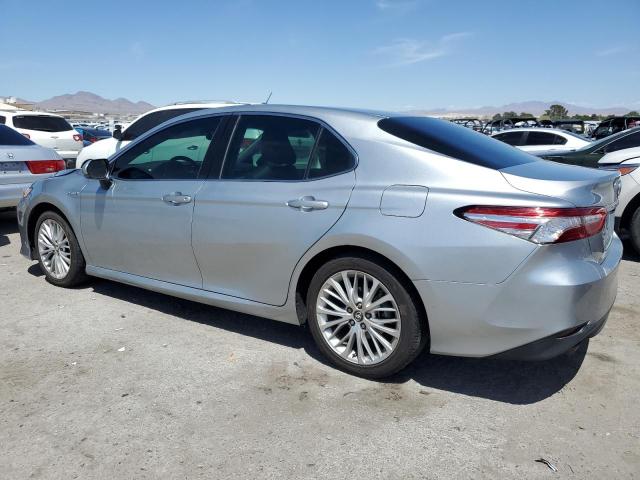 4T1B21HK3JU504868 - 2018 TOYOTA CAMRY HYBRID SILVER photo 2