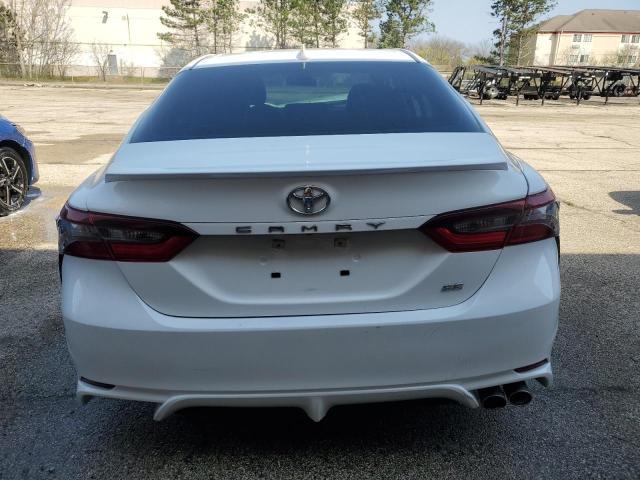 4T1G11AK1RU245022 - 2024 TOYOTA CAMRY SE NIGHT SHADE WHITE photo 6