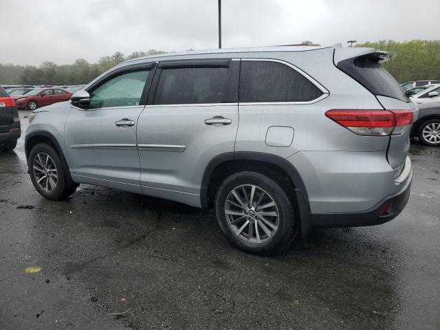 5TDJZRFH8JS826010 - 2018 TOYOTA HIGHLANDER SE SILVER photo 2