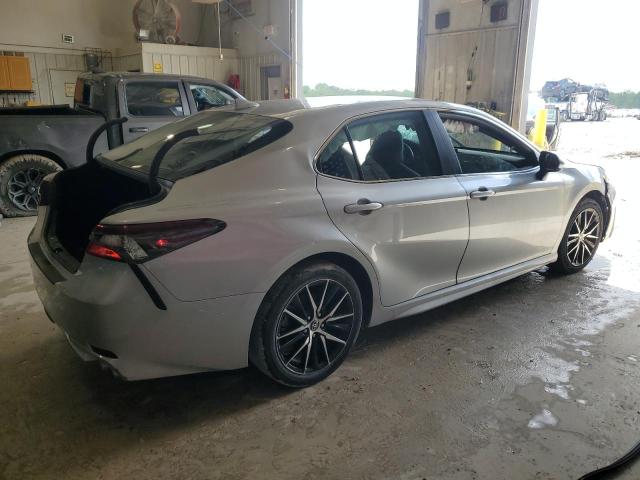 4T1G11AKXNU713419 - 2022 TOYOTA CAMRY SE Gümüş foto 3