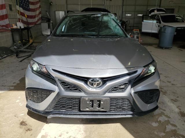 4T1G11AKXNU713419 - 2022 TOYOTA CAMRY SE Gümüş foto 5