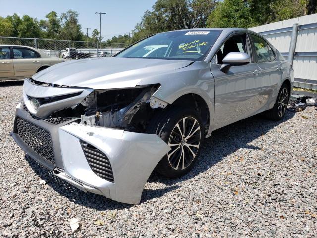 4T1G11AK7LU902235 - 2020 TOYOTA CAMRY SE SILVER photo 1