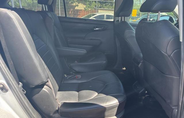 5TDGZRAH2LS509392 - 2020 TOYOTA HIGHLANDER XLE 银色 照片 6